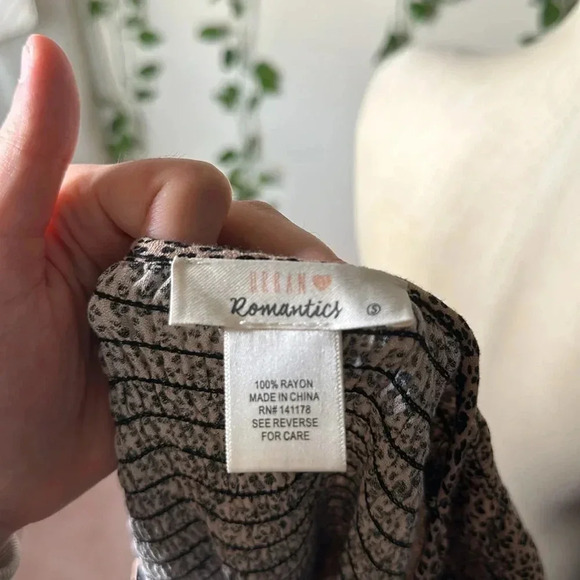 Urban Romantics Leopard Peplum Style Top - Picture 4 of 4